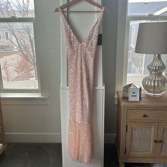 Mac Duggal V-NECK SEQUINED HALTER MIDI DRESS - Picture 4 of 5